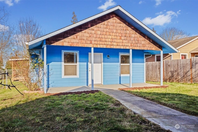 view of front facade featuring a porch and a front lawn