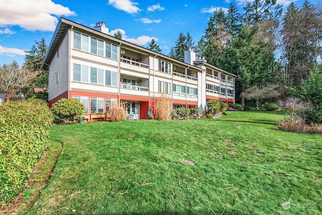 view of front of home with a front lawn