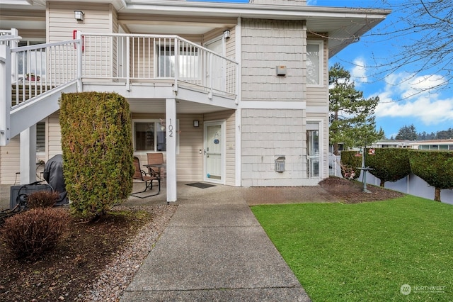 view of front of property with a front lawn