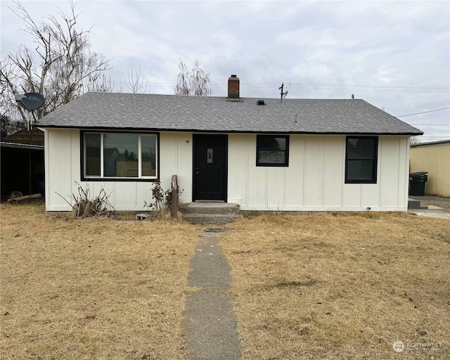 view of front of home featuring a front lawn