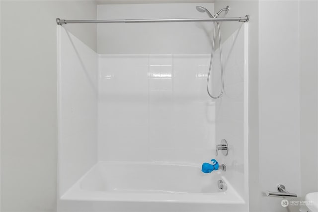 bathroom with bathtub / shower combination