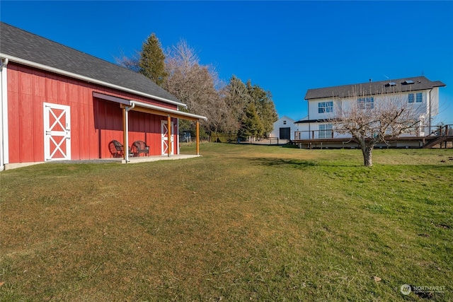 view of yard featuring an outdoor structure