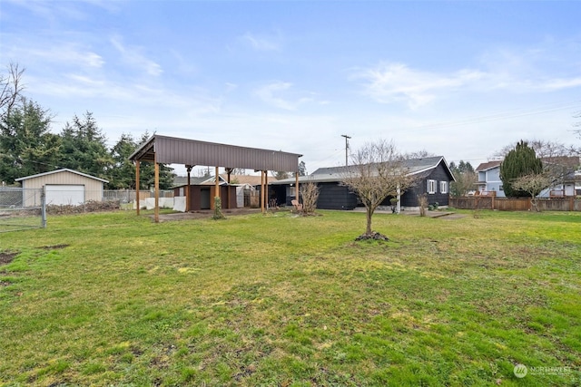 view of yard featuring an outbuilding