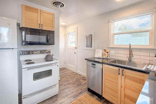 kitchen with sink, decorative backsplash, dark wood-type flooring, light brown cabinets, and white appliances