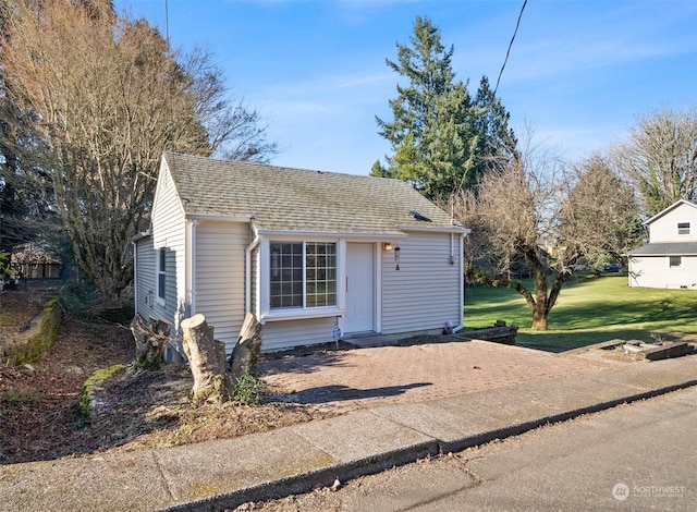 view of front facade with a front yard