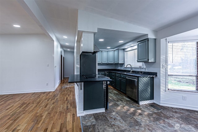 kitchen featuring sink, a wealth of natural light, appliances with stainless steel finishes, and gray cabinetry