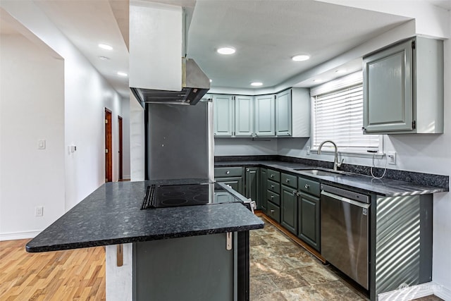 kitchen featuring a kitchen breakfast bar, gray cabinets, sink, and dishwasher