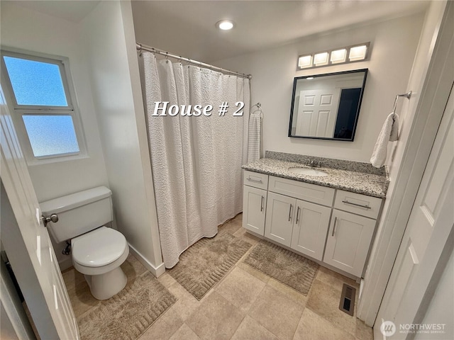 full bathroom with curtained shower, toilet, visible vents, vanity, and baseboards