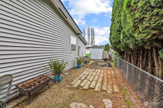 view of yard featuring a shed