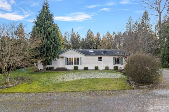 ranch-style house featuring a front yard