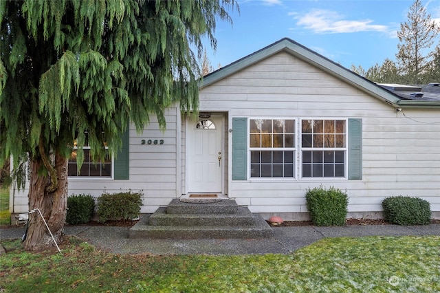 view of front of property with a front yard