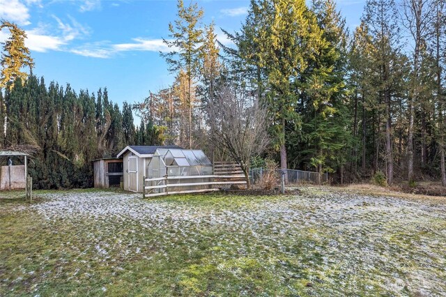 view of yard with an outdoor structure