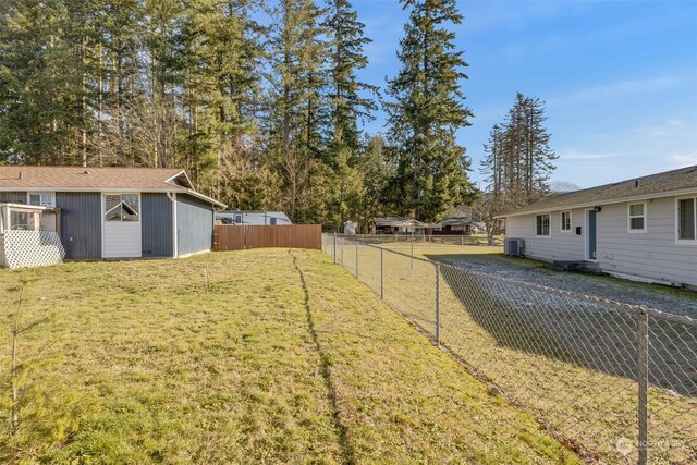 view of yard featuring an outbuilding