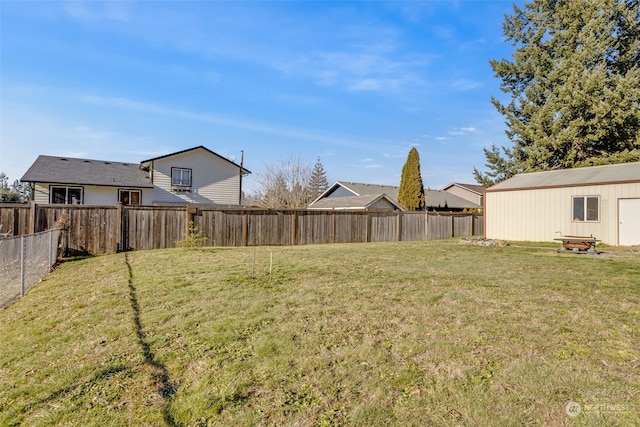 view of yard with an outbuilding