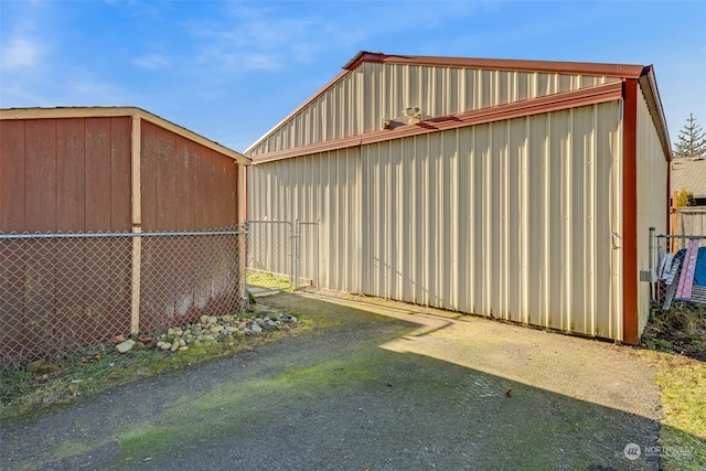 view of yard featuring an outbuilding