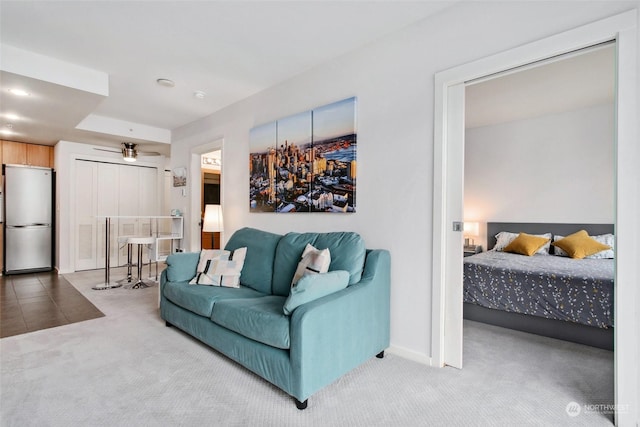 carpeted living room featuring ceiling fan