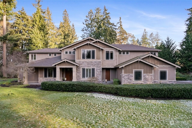 craftsman inspired home featuring a front yard