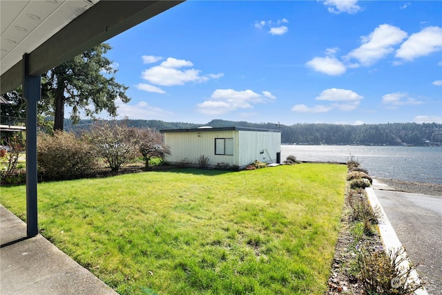 view of yard featuring a water view