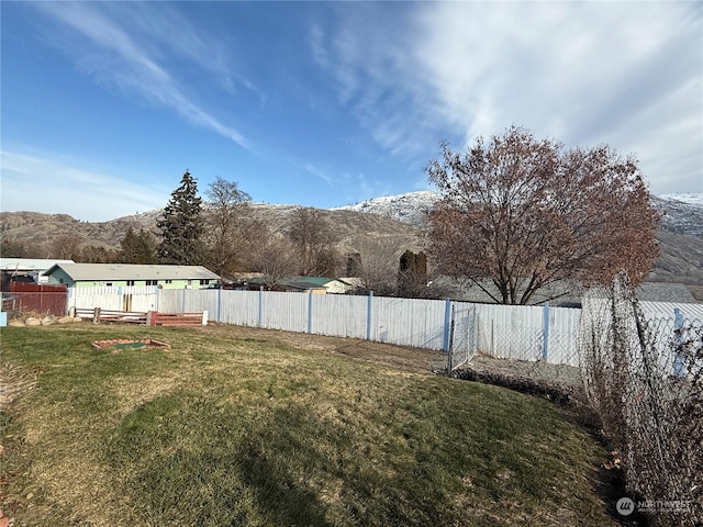 view of yard featuring a mountain view