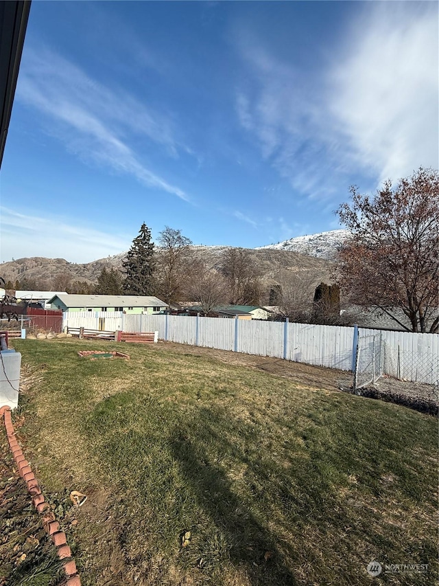 view of yard featuring a mountain view