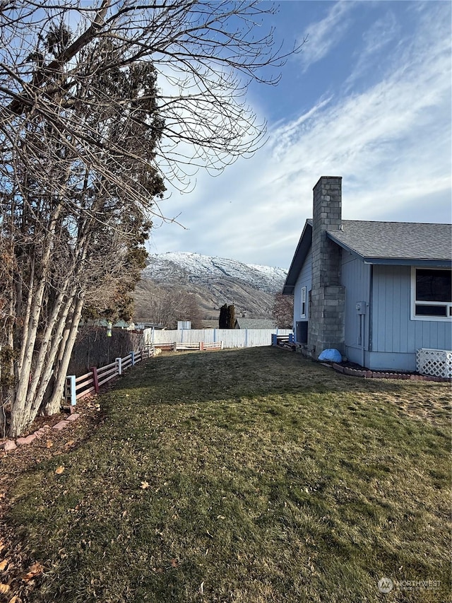 view of yard featuring a mountain view