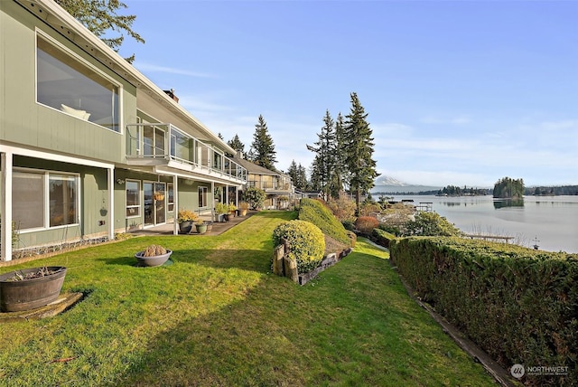 view of yard featuring a water view