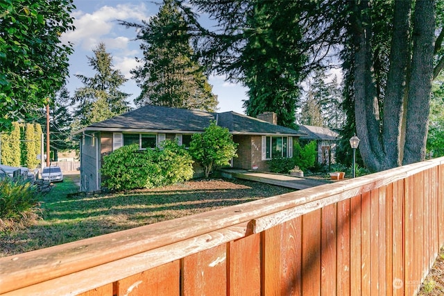 single story home featuring a front yard