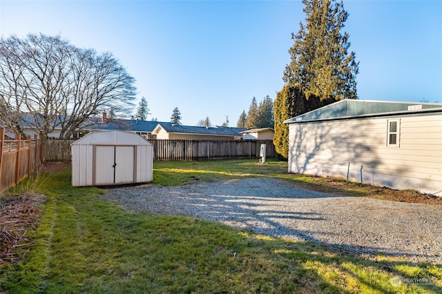 view of yard with a storage unit