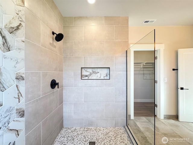 bathroom featuring a tile shower