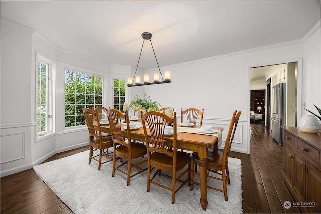 dining area featuring crown molding, dark hardwood / wood-style flooring, and a notable chandelier