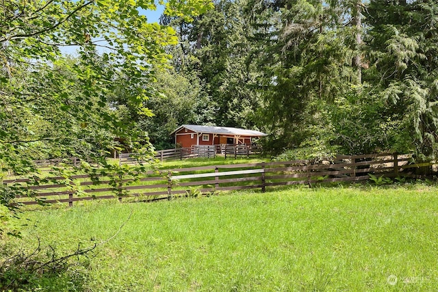 view of yard with an outbuilding