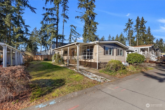 view of front of property featuring a front lawn