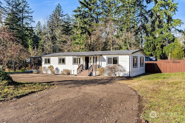 manufactured / mobile home featuring a front lawn