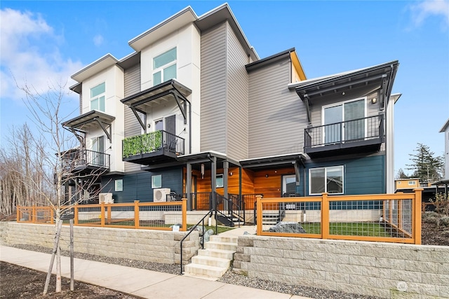 view of front of home featuring a balcony