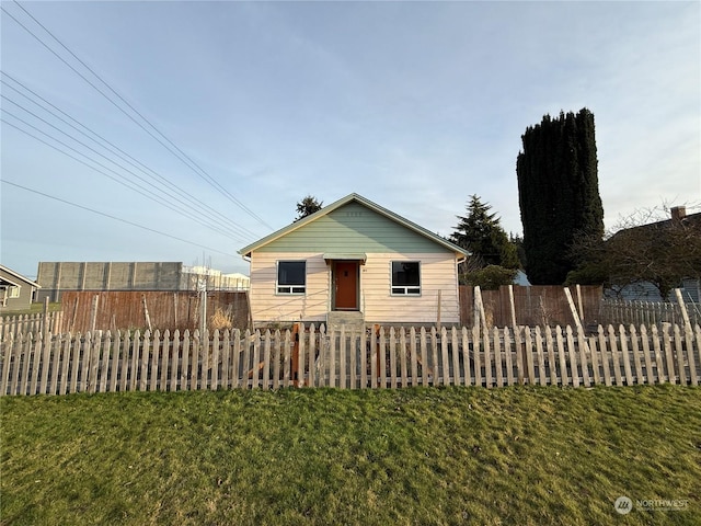 view of front facade featuring a front lawn