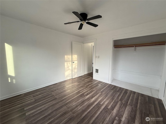 unfurnished bedroom with dark hardwood / wood-style flooring, ceiling fan, and a closet