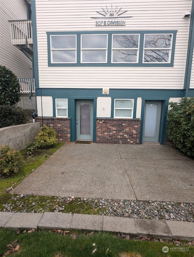 view of front facade featuring brick siding