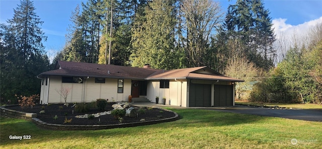 ranch-style house featuring a front yard