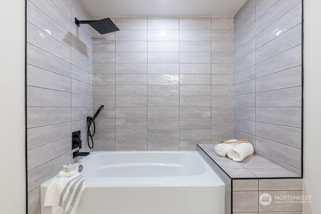 bathroom with tiled shower / bath combo