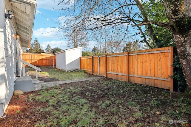 view of yard featuring a shed