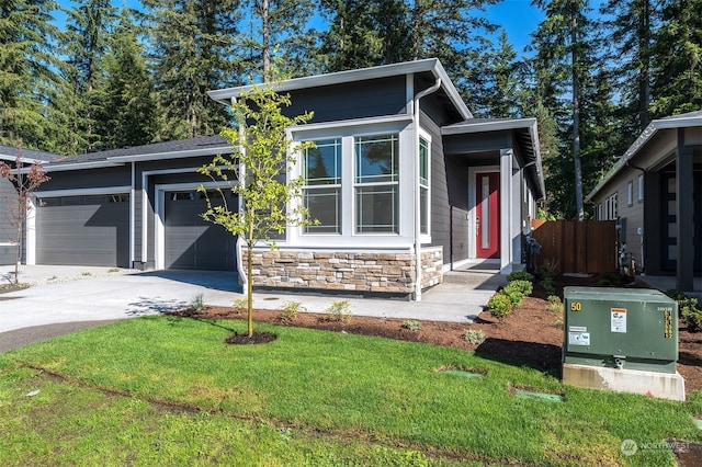 view of front facade with a garage and a front yard