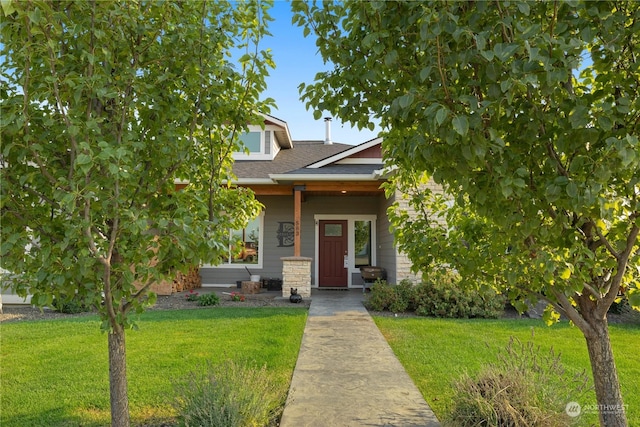 view of front facade with a front lawn