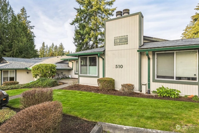 view of front of home featuring a front lawn