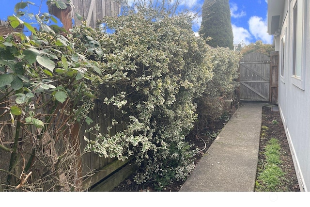 375 Union Ave SE Unit 125, Renton, WA 98059 - view of yard featuring a gate