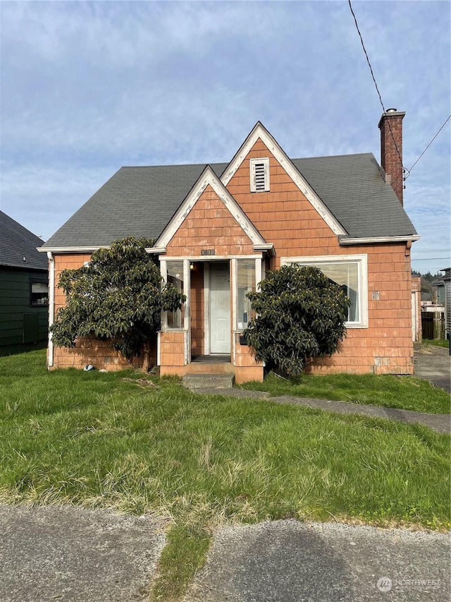 view of front facade with a front yard