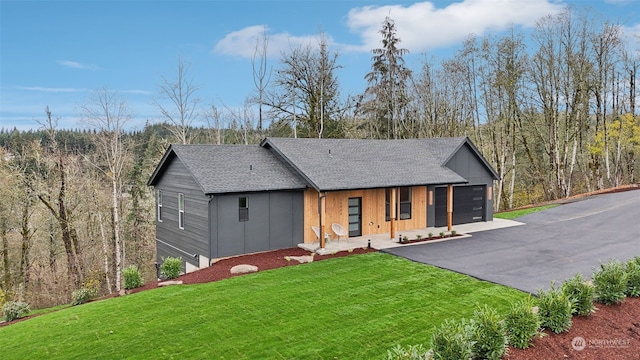 view of front of home featuring a garage and a front yard