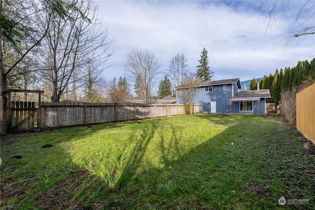 view of yard featuring an outdoor structure