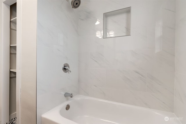 bathroom with tiled shower / bath combo