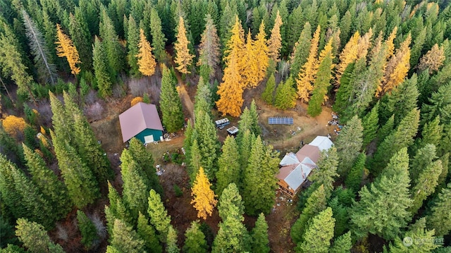 birds eye view of property featuring a wooded view