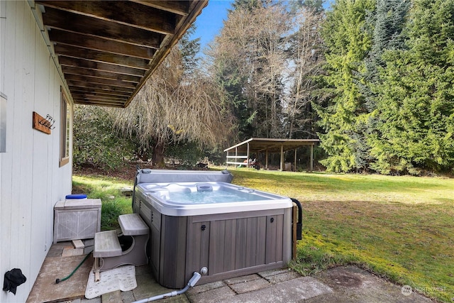 view of yard featuring a hot tub